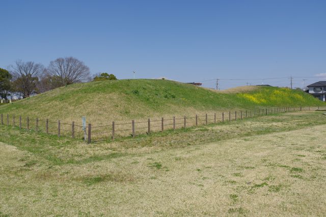 瓦塚古墳の南側へ。小さめの前方後円墳です。