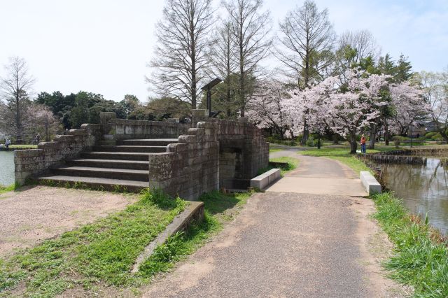 池を回ります。石造り風の橋があります。