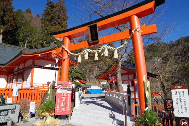 山の空気で静か、ここから境内へ入ります。