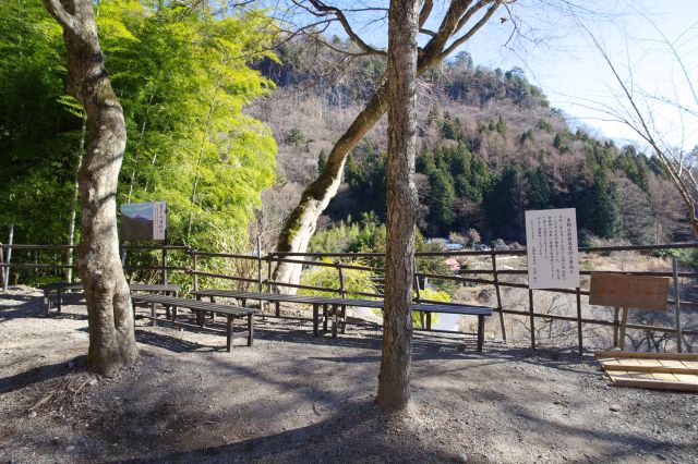 下の斜面側に富士山遥拝所があります。