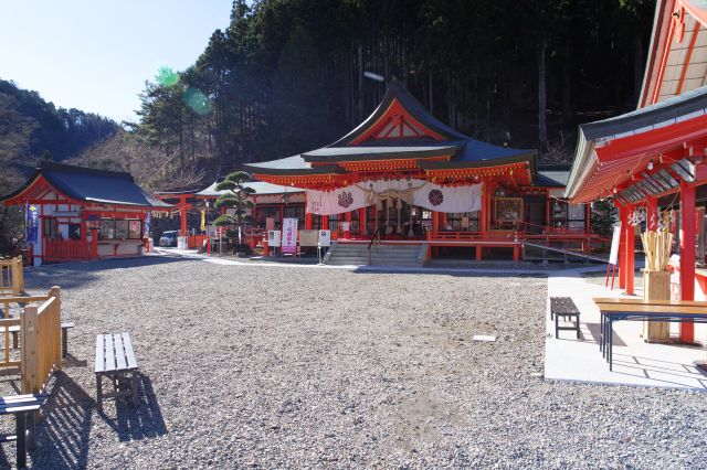 境内に戻ります。境内ほぼ全景、右に社務所。