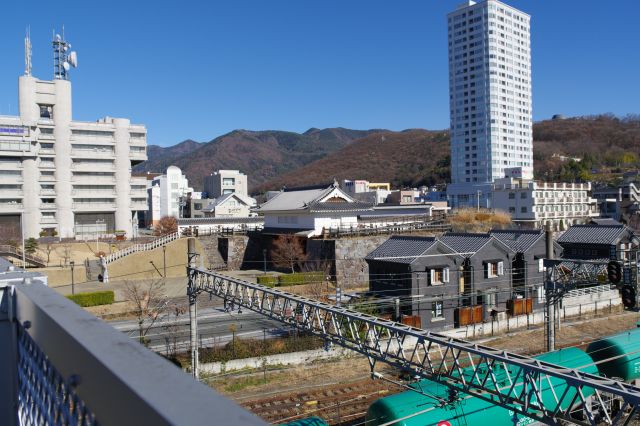 南側の本丸周辺の舞鶴城公園から道路の橋を渡った先に山手御門がある甲府市歴史公園があります。