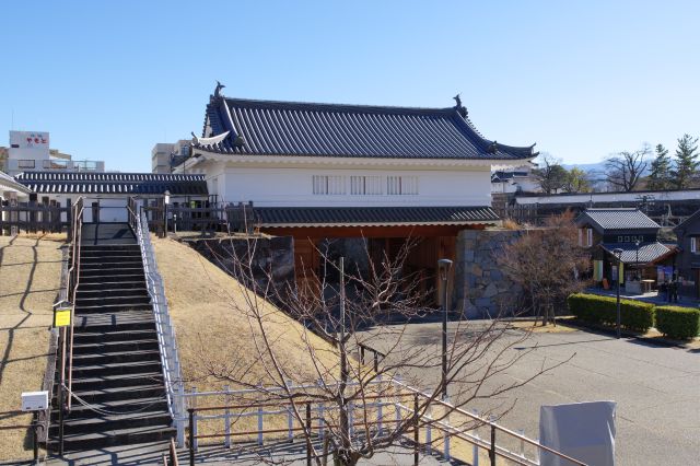 線路の先の山手御門も甲府城の一部です。