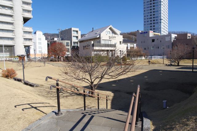 門の左側には公園のような広場。