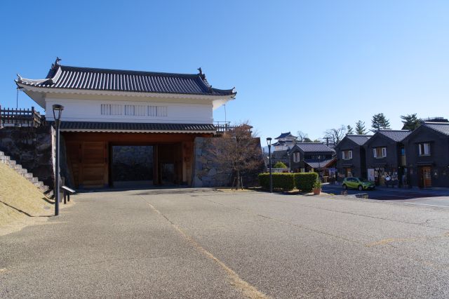 右には甲州夢小路の黒い蔵の建物と、奥には線路の向こうの稲荷櫓が見えます。