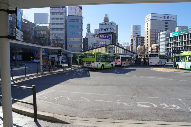 駅前に中心街の町並み。奥には観光案内所。