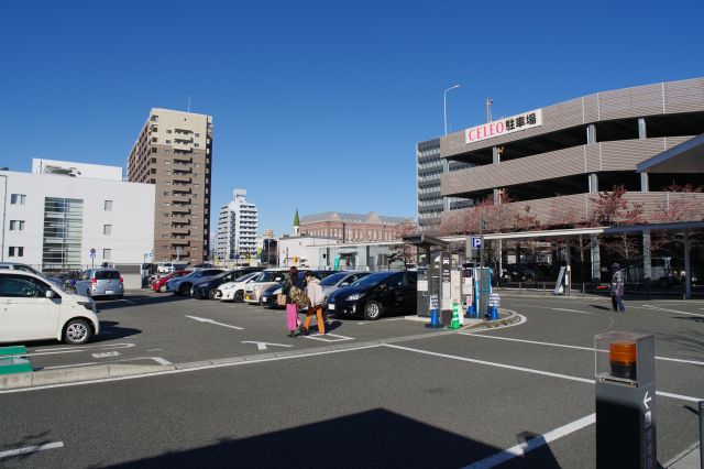 西側には駐車場。