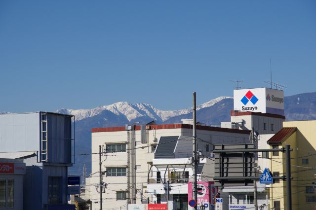 遠くの山並。