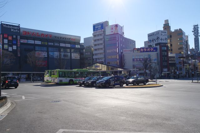 県の中心駅らしいにぎわいです。