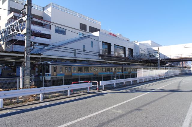 駅には電車が見えます。