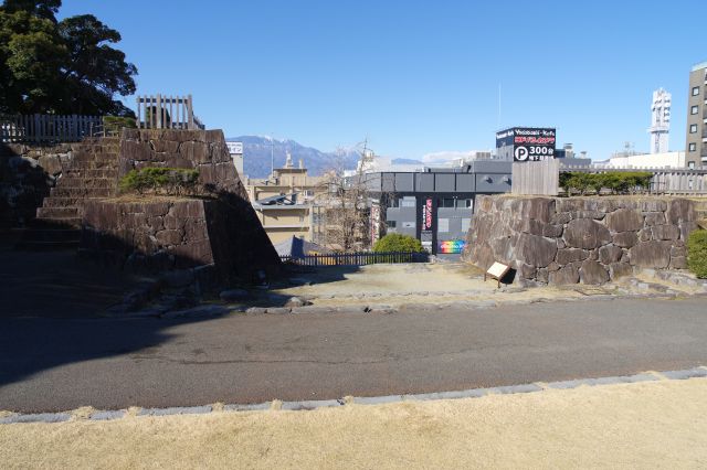 銅門跡を振り返る。奥には駅真の街並み。