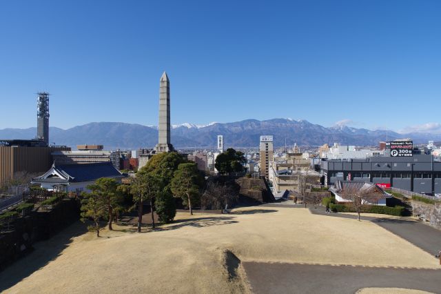 天守台の上へ。西側、天気にも恵まれてとても開放的な眺望、南アルプスの山並が見えます。