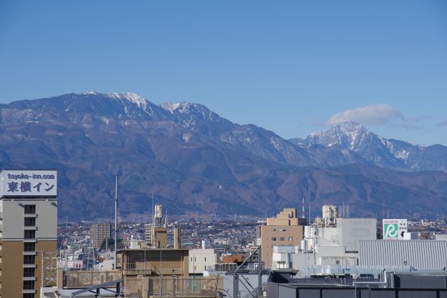 町の奥に美しい山並。