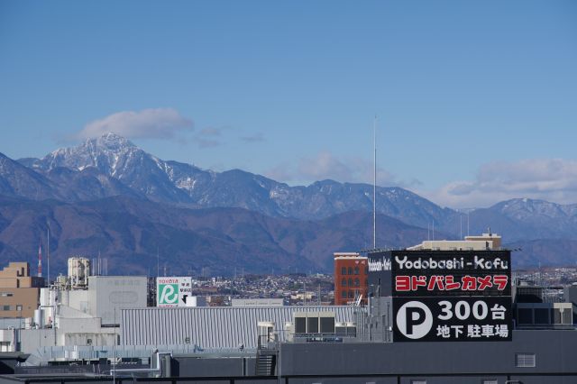 町の奥に美しい山並。