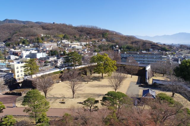 東側の曲輪、奥は山が近い。