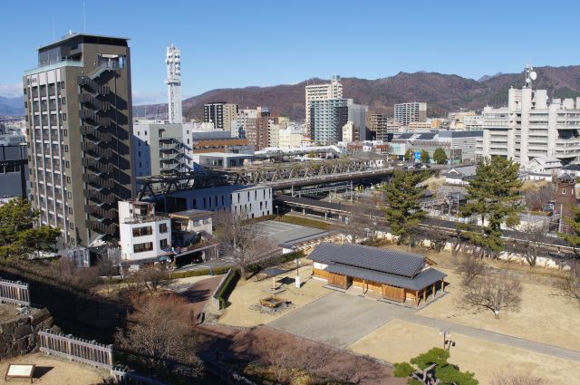 北西側はJR甲府駅があります。線路の先には門が再建された甲府市歴史公園も。