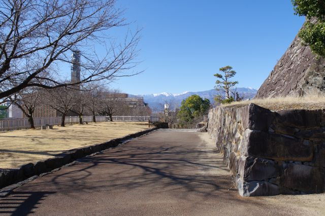 天守曲輪、左側にはちょっとした広場。