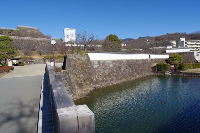 少しだけですが唯一の水堀です。