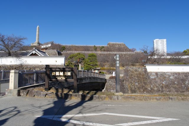 橋の先は町中。鉄門や天守台を見渡す。