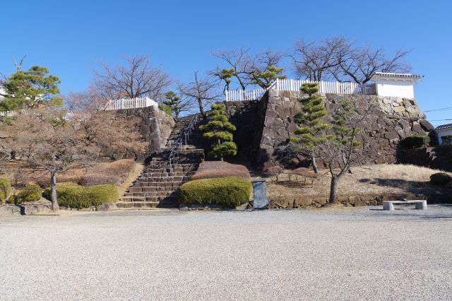 右側の数寄屋櫓跡の階段を登ります。