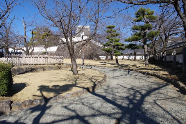 数寄屋櫓跡。道は左にカーブします。