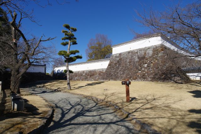 左へ、塀の切れ目の数寄屋搦手門跡を通ります。