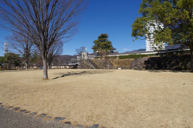 塀に囲まれた広い空間です。