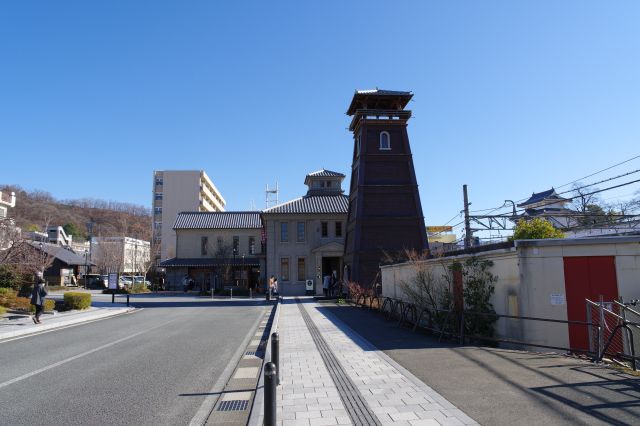 甲州夢小路は東側に続きます。右奥には甲府城稲荷櫓が見えます。