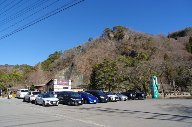 駐車場と川の先の山並。