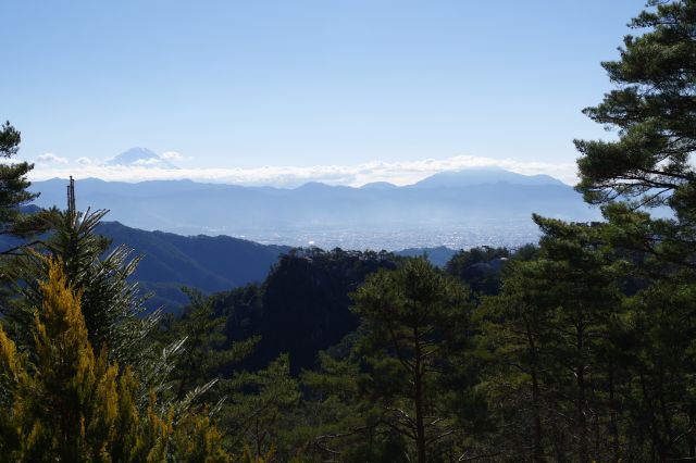 右には甲府盆地があります。