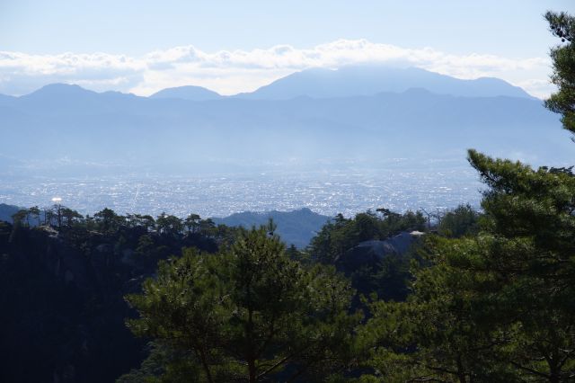 甲府盆地の町並み。