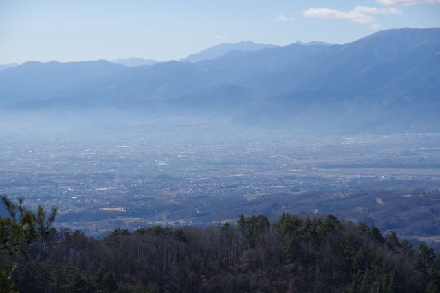 甲府盆地の町並み。