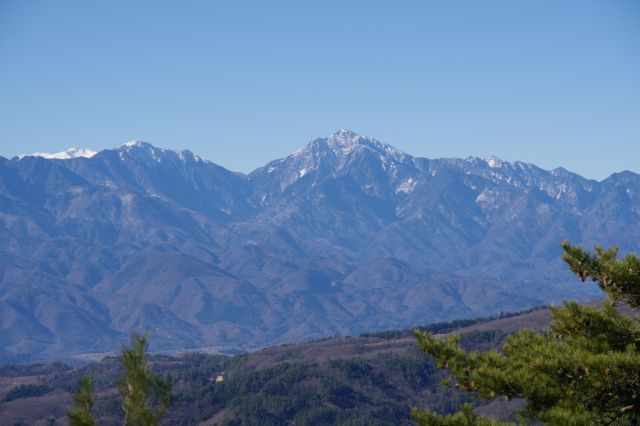 雪が残る鋭い山（山に詳しくないので後で調べます）