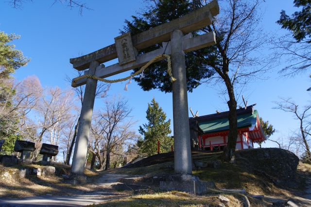 戻ります。八雲神社の背後へ。