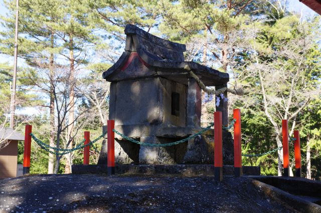 拝殿後方の祠。