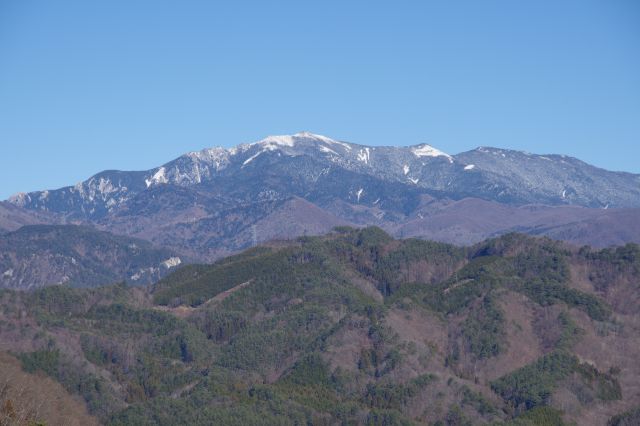 冠雪した山並。