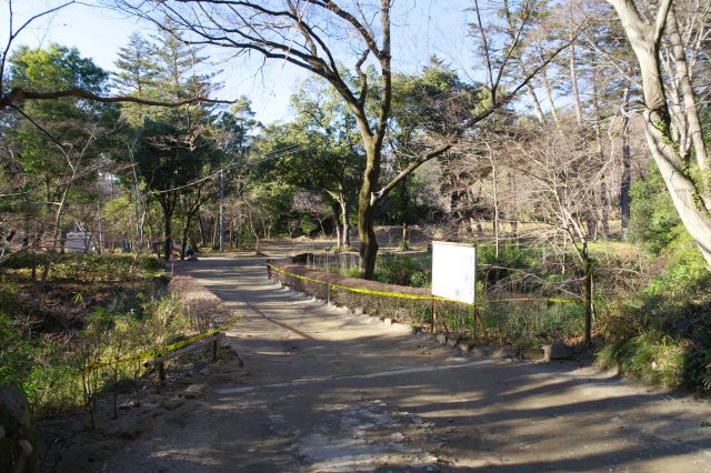 躑躅ヶ崎館としては神社があった主郭から西曲輪へ。