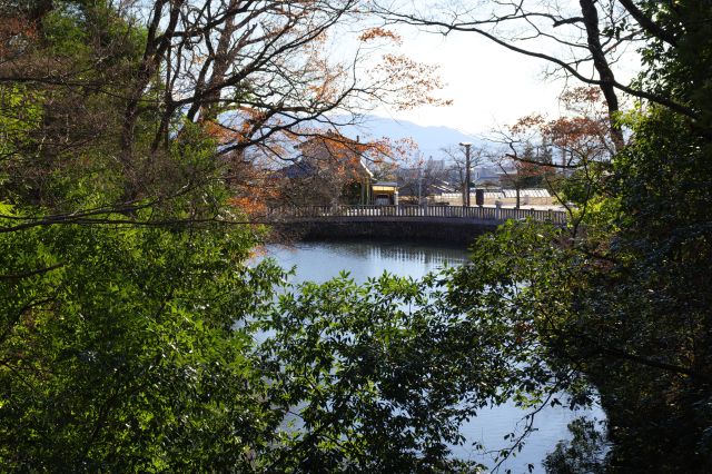 左側の奥には入口から続く水堀。