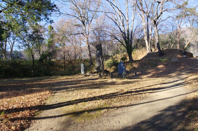 緩やかに登る傾斜、左に石碑群。