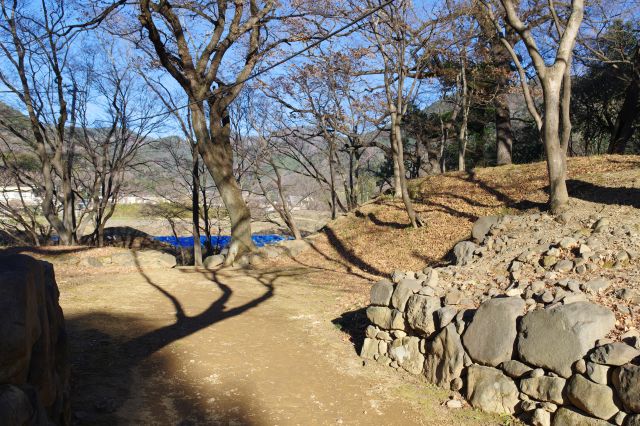 北側には石垣に囲まれた虎口があります。