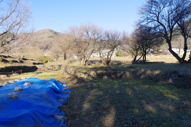 水がちょろちょろ流れる水路があります。