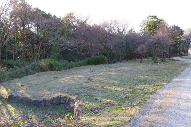 振り返って神社側、堀との間の区画。