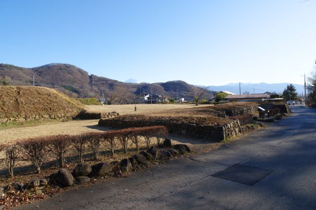 一旦道路に出て神社の東側、大手門側へ。一帯は武田氏館跡大手門東史跡公園。