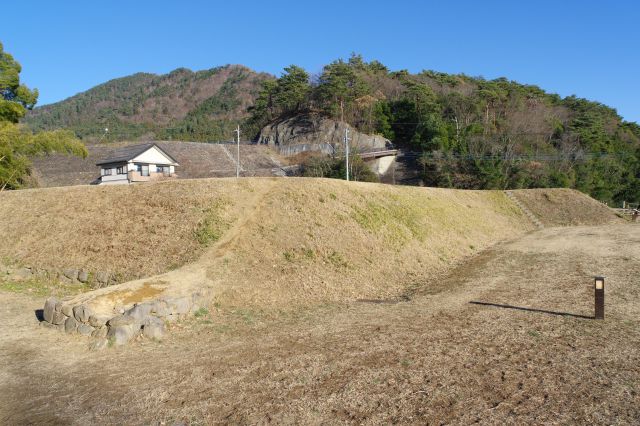 北側に土塁があります。