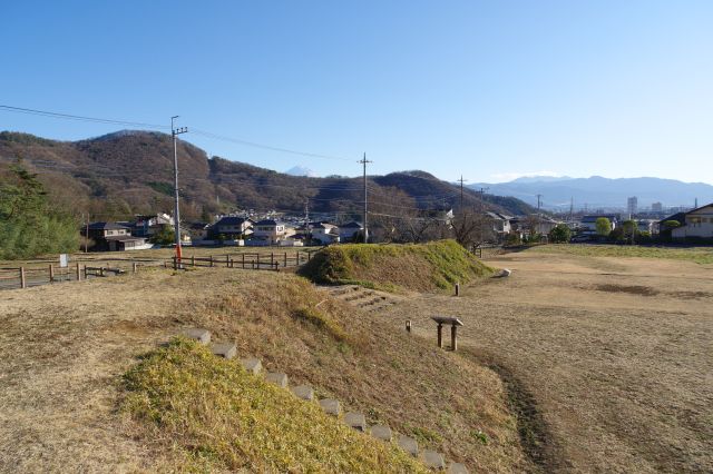 南側の土塁の切れ目に虎口。そして山並みの先には？