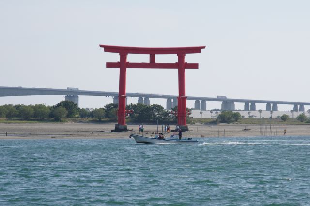 厳島神社を思わせる鳥居です。