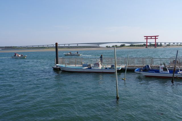 鳥居と浜名大橋と行き交う船。