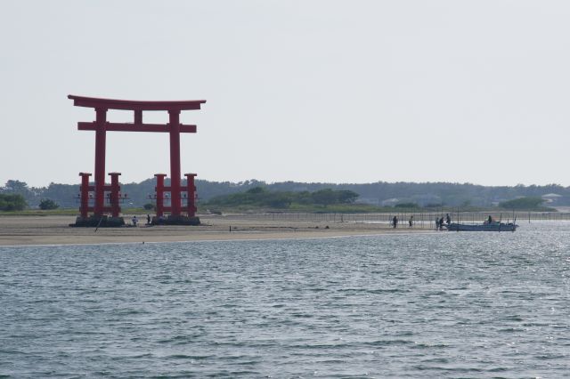 鳥居へと船で到着した様子。