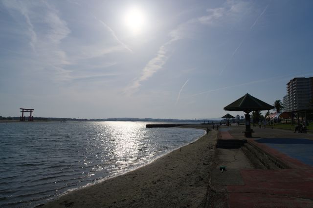 時期外れのため鳥居と太陽は遠いですが暖かくて心地よいです。