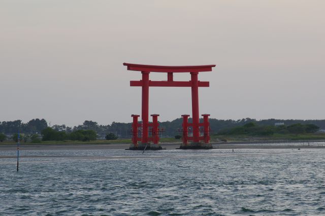 辺りが少し暗くなった鳥居の様子。